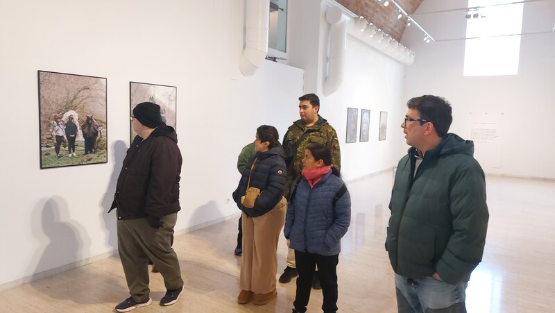 Participants durant la visita a l’exposició