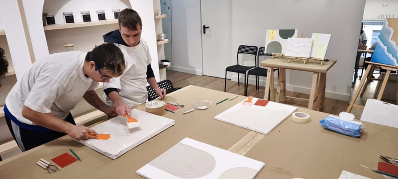 Participants de la sala TEACCH en el taller Rrebekka Art Studio